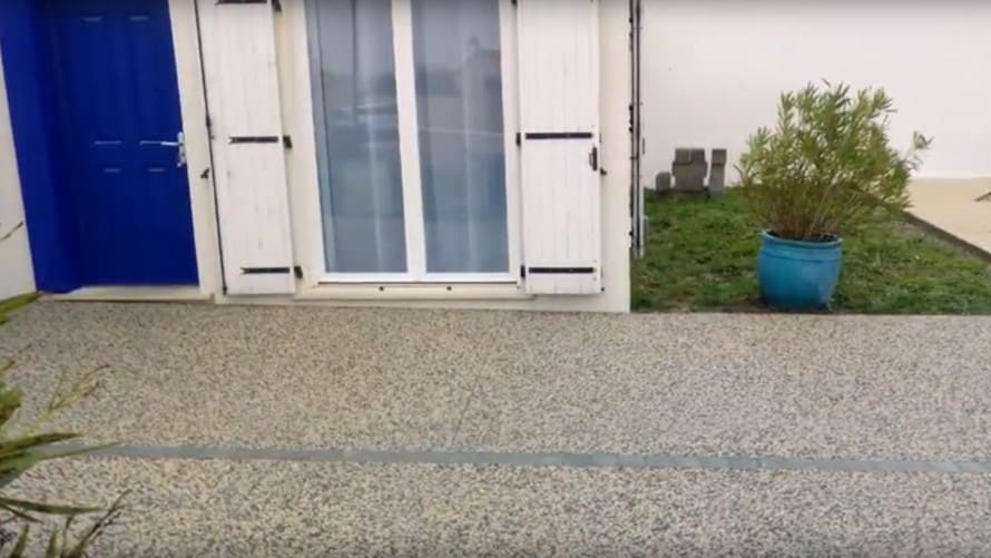Allée — Béton désactivé et lavé