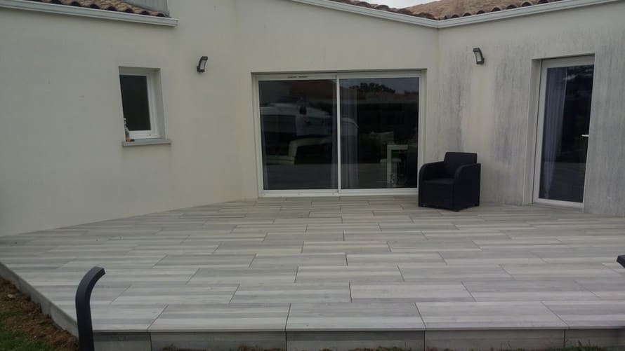 Tour de maison — Terrasse en dallage grès cérame